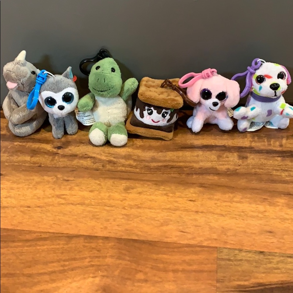 5 keychain hangers and 1 finger animal